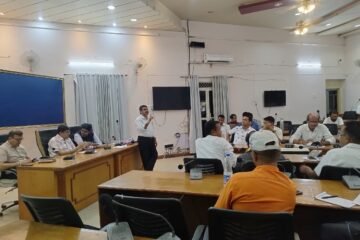 मान्यता प्राप्त राजनीतिक दलों के प्रतिनिधियों और संभावित प्रत्याशियों को नामांकन प्रक्रिया की दी विस्तृत जानकारी