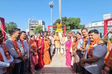गांधी शास्त्री जयंती बीजेपी उदयपुर: प्रतिमाओं पर पुष्पांजलि अर्पित कर स्वदेशी का लिया संकल्प
