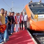 उदयपुर सूरत वंदे भारत एक्सप्रेस हुई रवाना, हरी झंडी दिखाकर लोको पायलट का किया स्वागत