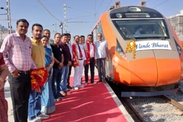 उदयपुर सूरत वंदे भारत एक्सप्रेस हुई रवाना, हरी झंडी दिखाकर लोको पायलट का किया स्वागत