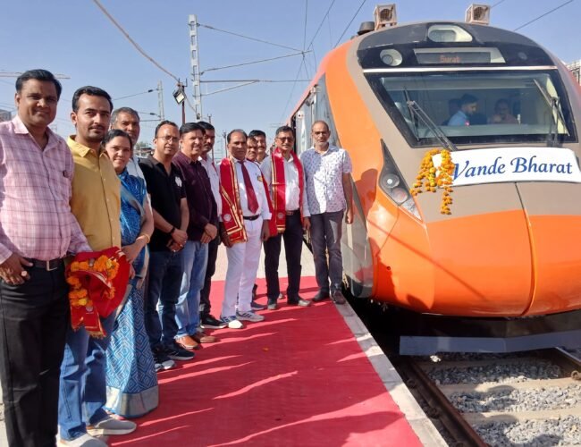 उदयपुर सूरत वंदे भारत एक्सप्रेस हुई रवाना, हरी झंडी दिखाकर लोको पायलट का किया स्वागत