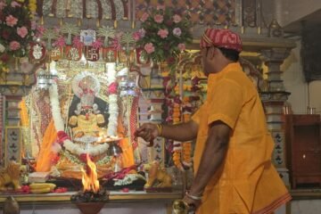 अभिजीत मुहूर्त में कालकामाता मंदिर में हुई घट स्थापना