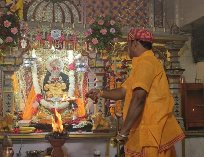 अभिजीत मुहूर्त में कालकामाता मंदिर में हुई घट स्थापना