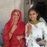 पहला वोट अपनी मां के नाम: बेटी ने मां को जिताने के लिए किया पहली बार मतदान