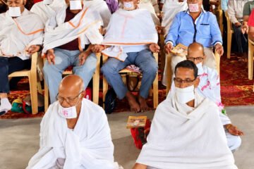 देवेंद्र धाम में आज गुरु पुष्कर जयंती सप्ताह के अंतर्गत आज  द्वितीय दिवस सामायिक दिवस