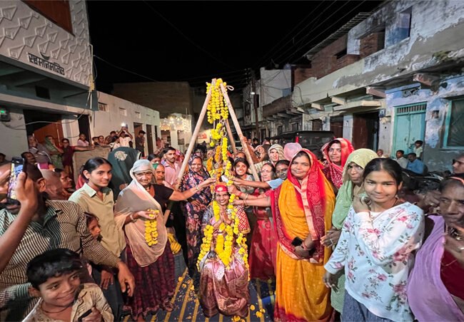 फलो से तोलकर पालिका अध्यक्ष ममता चपलोत का किया भव्य स्वागत