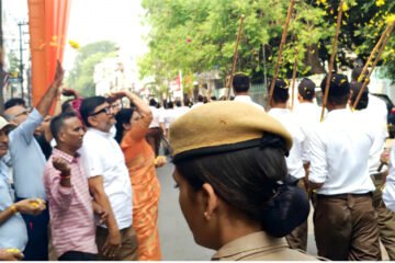 विजयदशमी पर राष्ट्रीय स्वयंसेवक संघ के पथ संचलन का अश्विनी बाजार व्यापार संघ ने किया भव्य स्वागत ध्वज पर की पुष्पवर्षा