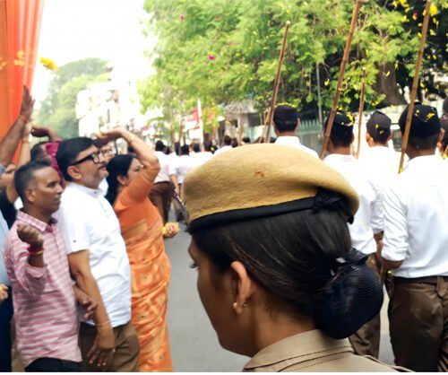विजयदशमी पर राष्ट्रीय स्वयंसेवक संघ के पथ संचलन का अश्विनी बाजार व्यापार संघ ने किया भव्य स्वागत ध्वज पर की पुष्पवर्षा