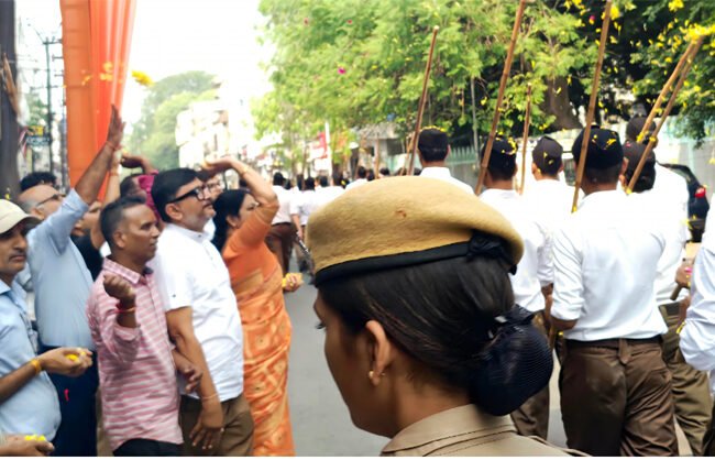 विजयदशमी पर राष्ट्रीय स्वयंसेवक संघ के पथ संचलन का अश्विनी बाजार व्यापार संघ ने किया भव्य स्वागत ध्वज पर की पुष्पवर्षा