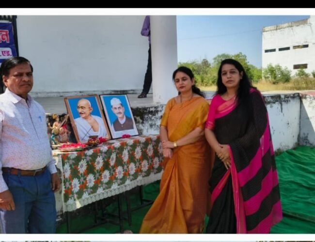 महावीर कॉलेज में मनाई गई गांधी-शास्त्री जयंती, विद्यार्थियों ने दिया सत्य व अहिंसा का संदेश
