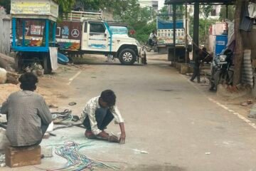 पुरोहितों की मादड़ी में अतिक्रमण से सड़क हुई संकरी: 30 फीट की राह 10 फीट में सिमटी