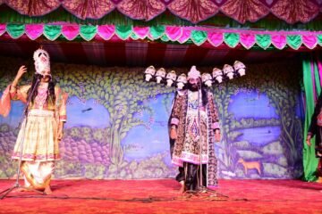 -राम लीला के दूसरे दिन राम जन्मोत्सव पर झूमे भक्त, गूंजी बधाइयां और बांटी गई मिठाइयां