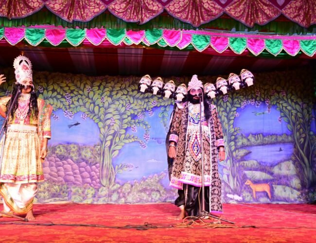-राम लीला के दूसरे दिन राम जन्मोत्सव पर झूमे भक्त, गूंजी बधाइयां और बांटी गई मिठाइयां