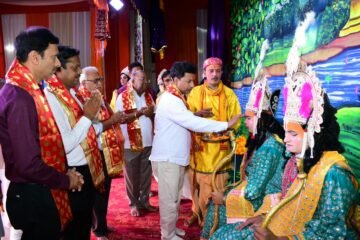 पुष्प वाटिका के मनोहारी दृश्य और भगवान परशुराम – लक्ष्मण संवाद ने श्रद्धालुओं को किया भावविभोर