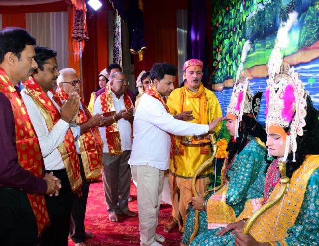 पुष्प वाटिका के मनोहारी दृश्य और भगवान परशुराम – लक्ष्मण संवाद ने श्रद्धालुओं को किया भावविभोर