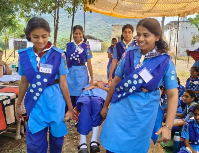 स्काउटिंग के रंग, अनुशासन और दिशा ज्ञान का अनूठा संगम: उदयपुर में राज्य स्तरीय प्रेसीडेंट अवार्ड गाइड प्रमाण पत्र जांच शिविर का दूसरा दिन