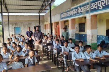 उदयपुर लेक सिटी राउंड टेबल 206 ने विद्यार्थियों को भेंट किए डेस्क-बेंच