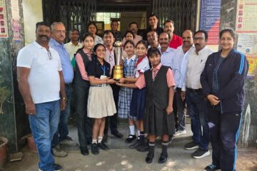 राज्य विजेता टेबल टेनिस टीम ने जिला शिक्षा अधिकारी को भेंट की विजेता ट्रॉफी
